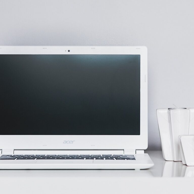 kaboompics-desk-791379_1280